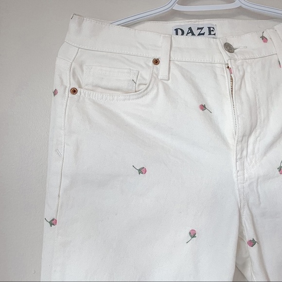 Urban OUTFITTERS Daze Denim Floral Embroidered White Tapered Raw Hem Pants Sz 27 - Picture 5 of 7